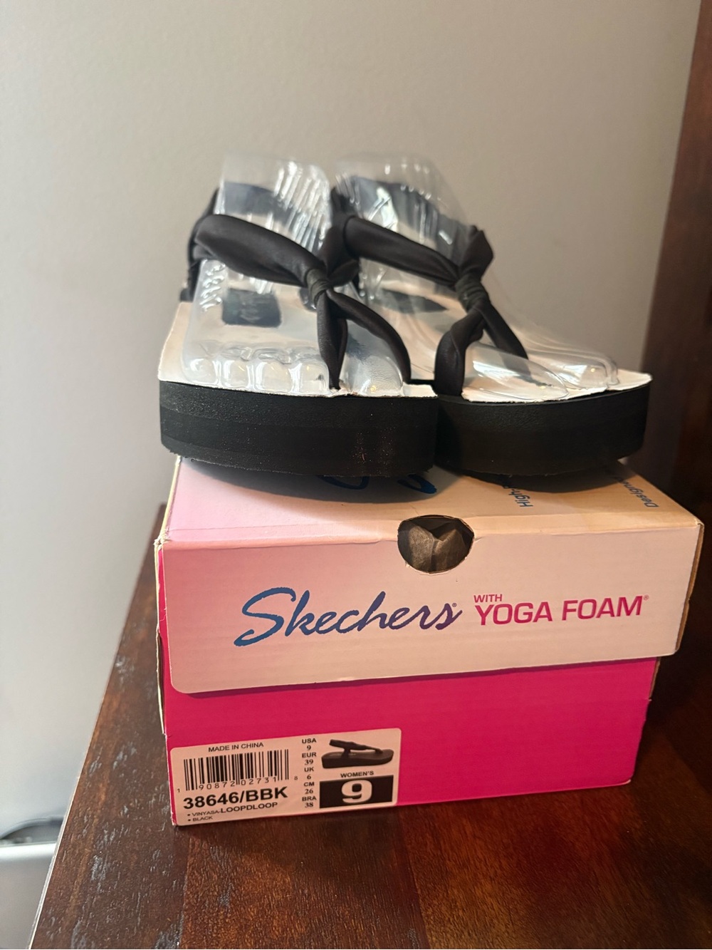 Skechers Sandals Women's High LoopDLoop Sandals Yoga Foam Black Size 9 new
